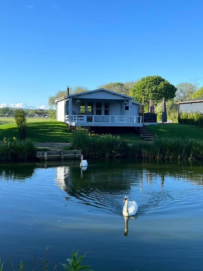 Choller Lake Lodges - Primrose Cabin With Private Hot Tub Arundel Esterno foto